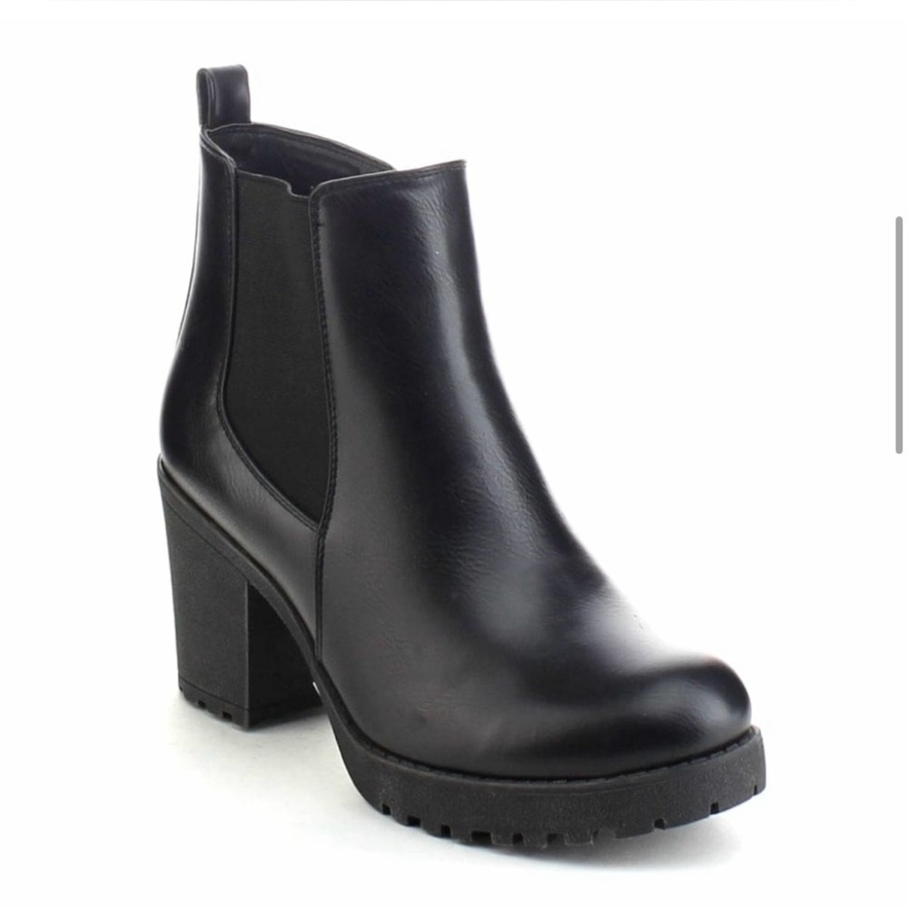Black slip on chunky heeled boots